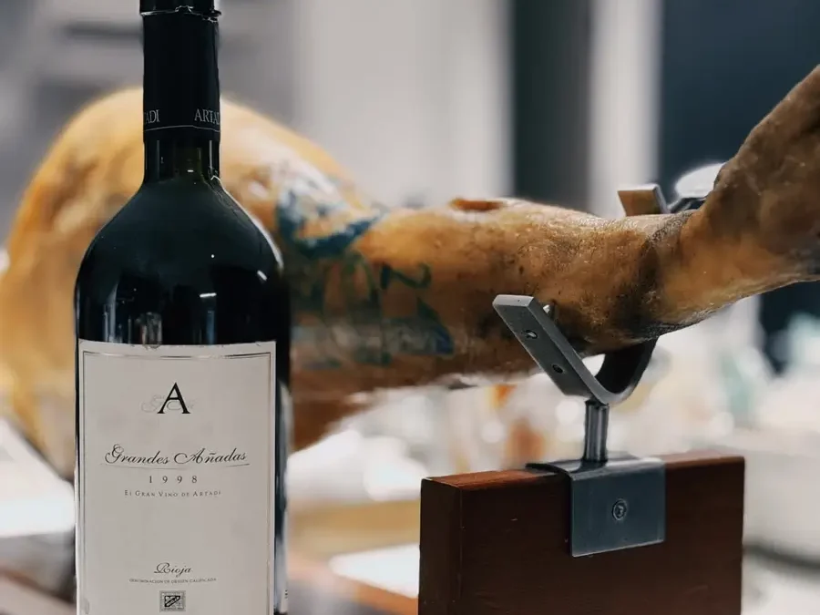 Christmas 2025 traditions with red wine and ham prepared by LI&NUNG EYEWEAR as a customer appreciation gift