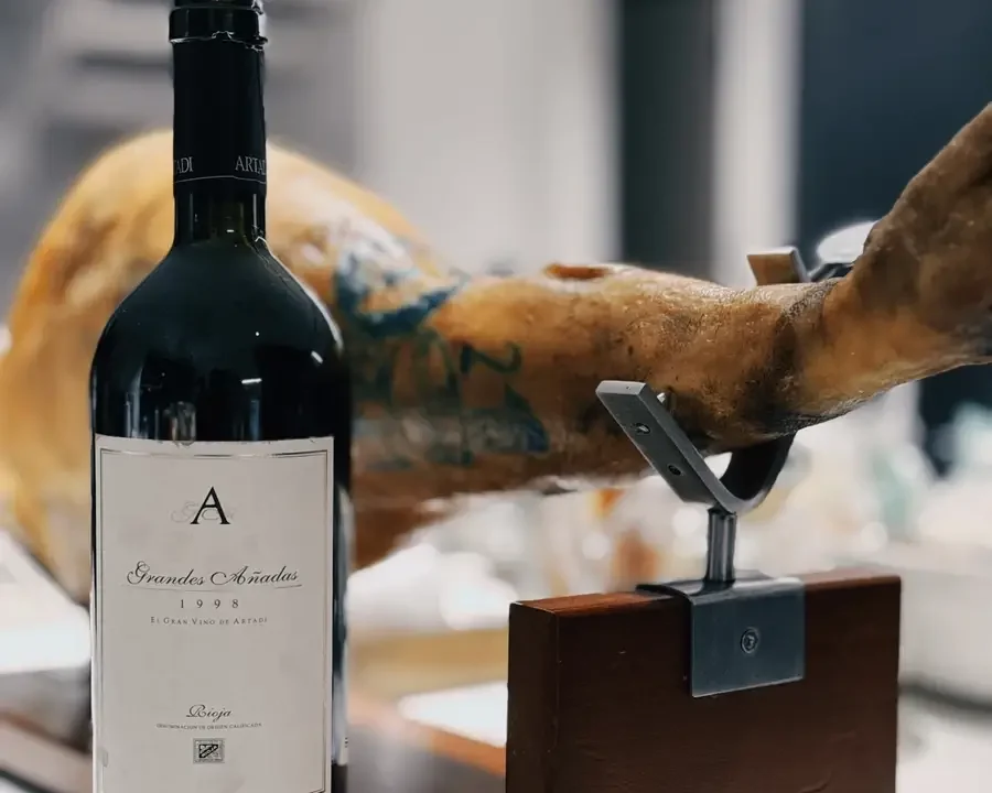 Christmas 2025 traditions with red wine and ham prepared by LI&NUNG EYEWEAR as a customer appreciation gift