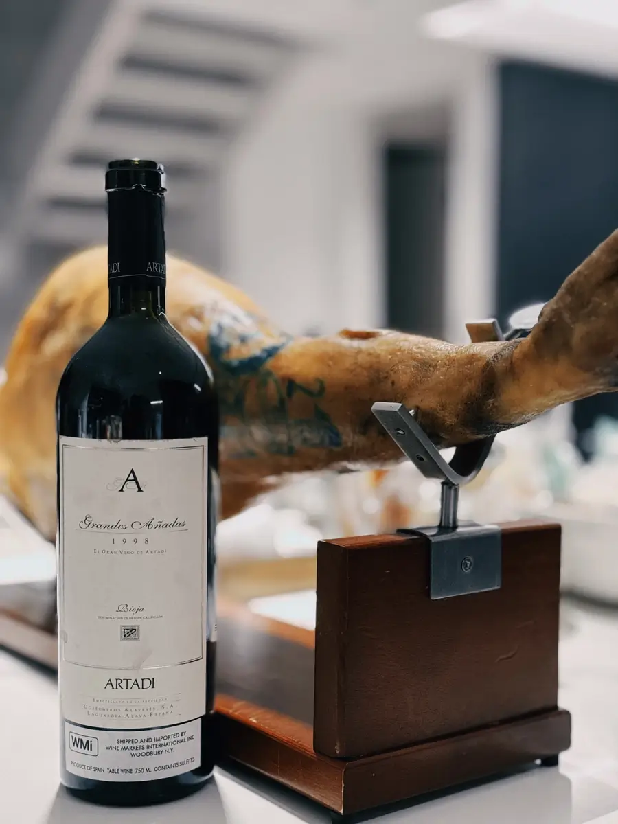 Christmas 2025 traditions with red wine and ham, customer appreciation message from LI&NUNG EYEWEAR