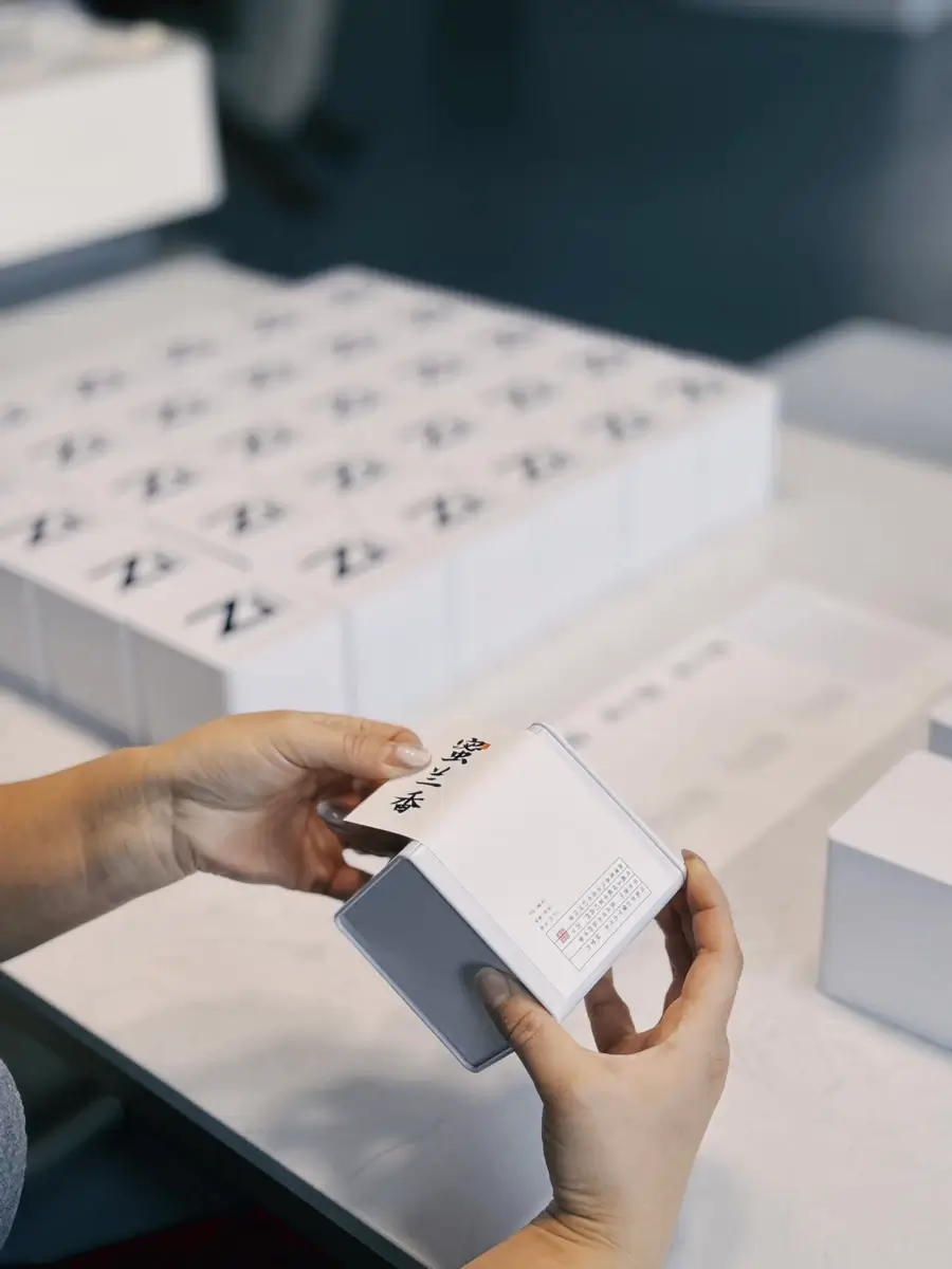Custom tea packaging for Christmas gift for customers with LI&NUNG EYEWEAR logo